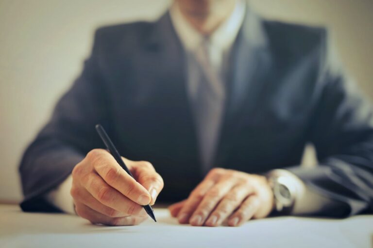 Choosing a Lawyer in Iran: A Comprehensive Guide